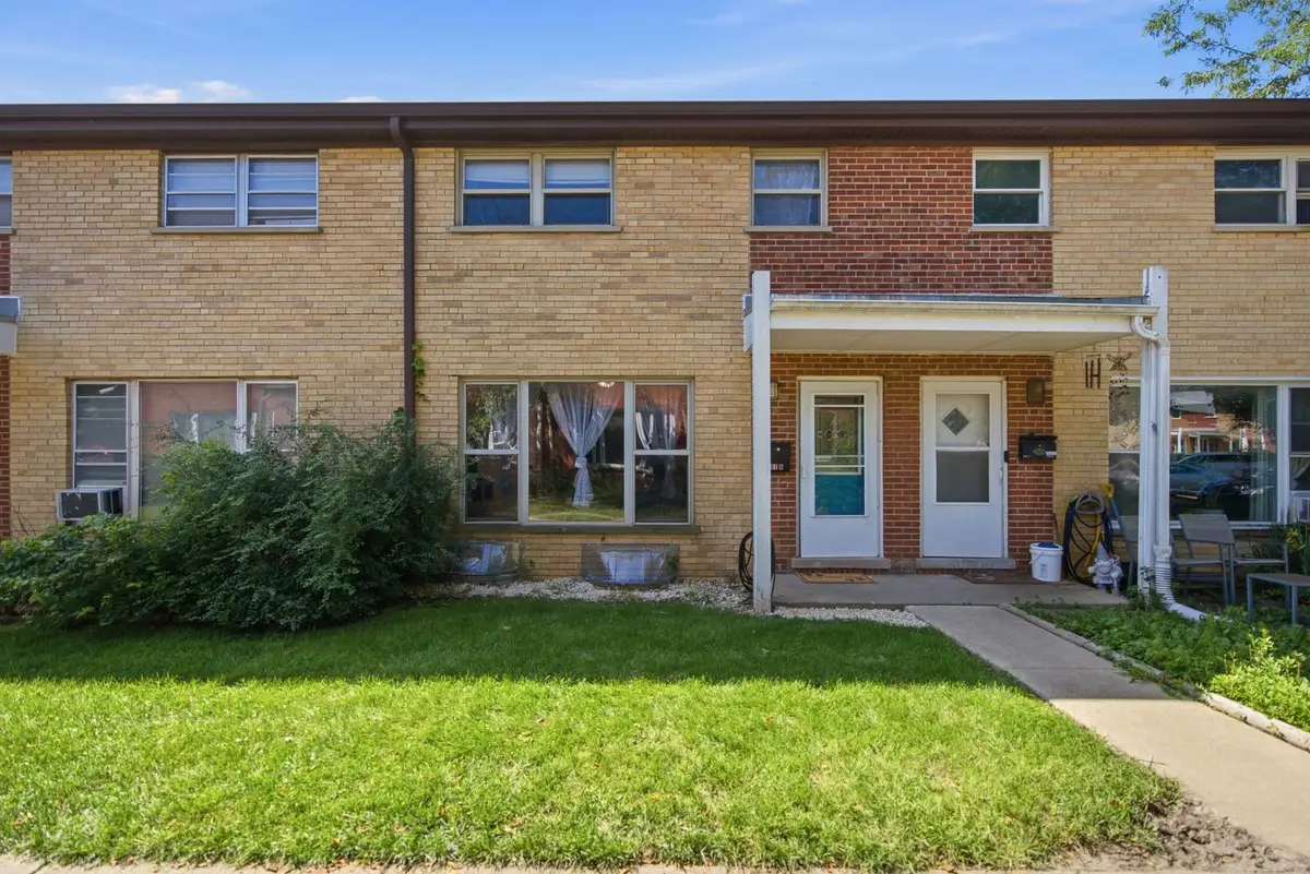 207 Linn Court #B, North Aurora, IL 60542 - #1