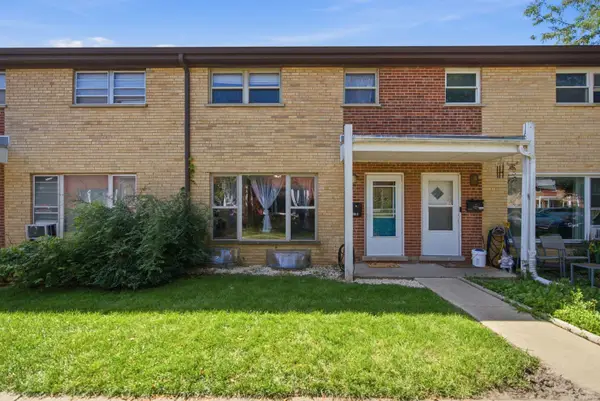 207 Linn Court #B, North Aurora, IL 60542