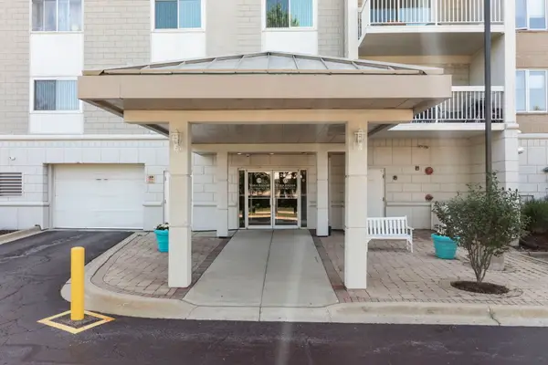 2020 Saint Regis Drive #605, Lombard, IL 60148