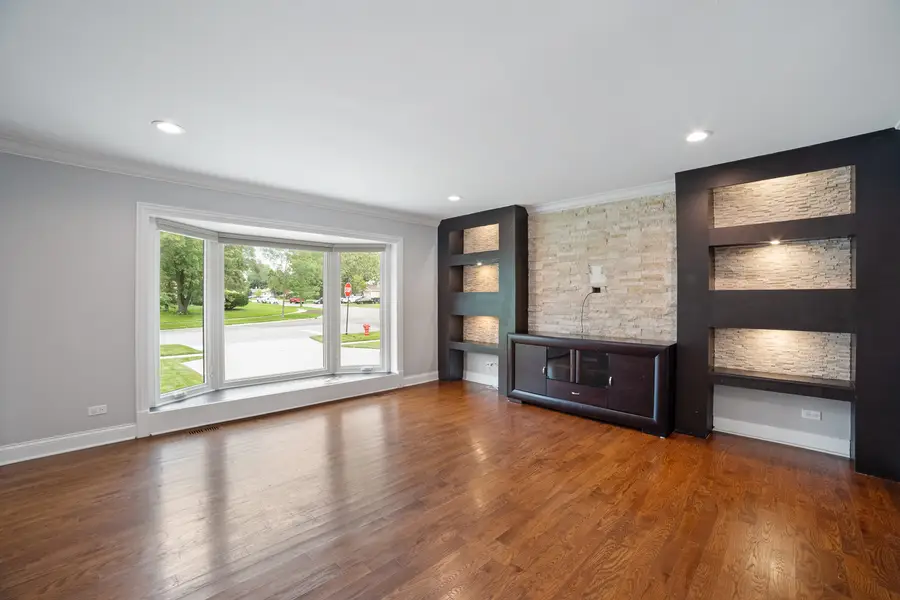 109 Crest Avenue, Elk Grove Village, IL 60007 - #3