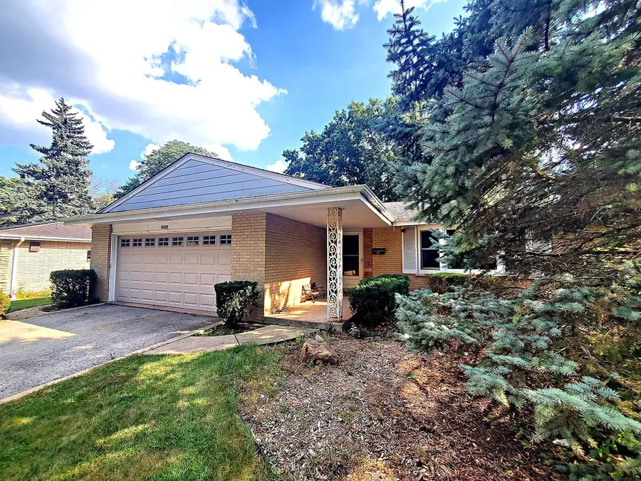 1221 W Lonnquist Boulevard, Mount Prospect, IL 60056 - #3