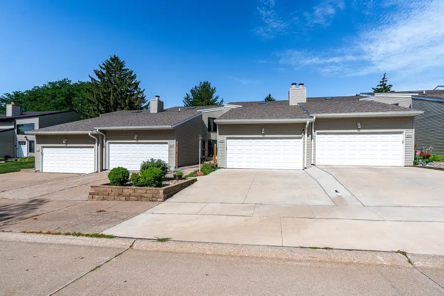 4070 Prairie Lane, Bettendorf, IA 52722 - #2