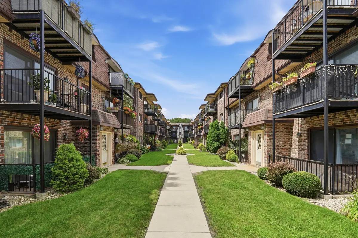 7600 W Lawrence Avenue #3B, Harwood Heights, IL 60706 - #1