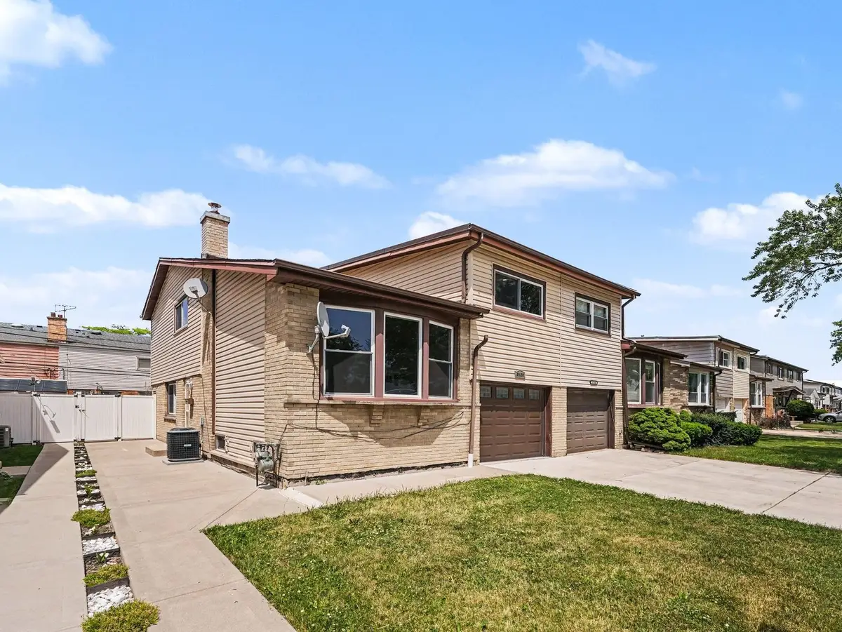 9120 Hollyberry Avenue, Des Plaines, IL 60016 - #1