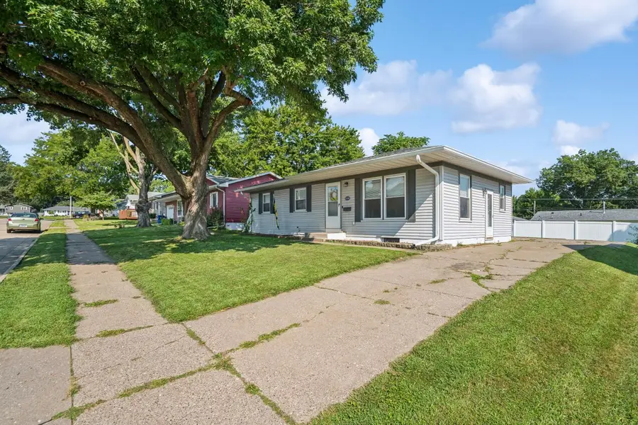 3236 W Dover Court, Davenport, IA 52804 - #2
