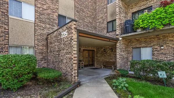 725 W Huntington Commons Road #104, Mount Prospect, IL 60056