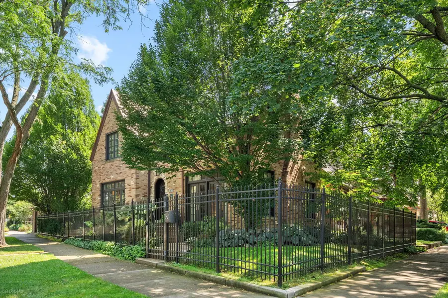 3045 W Ardmore Avenue, Chicago, IL 60659 - #2