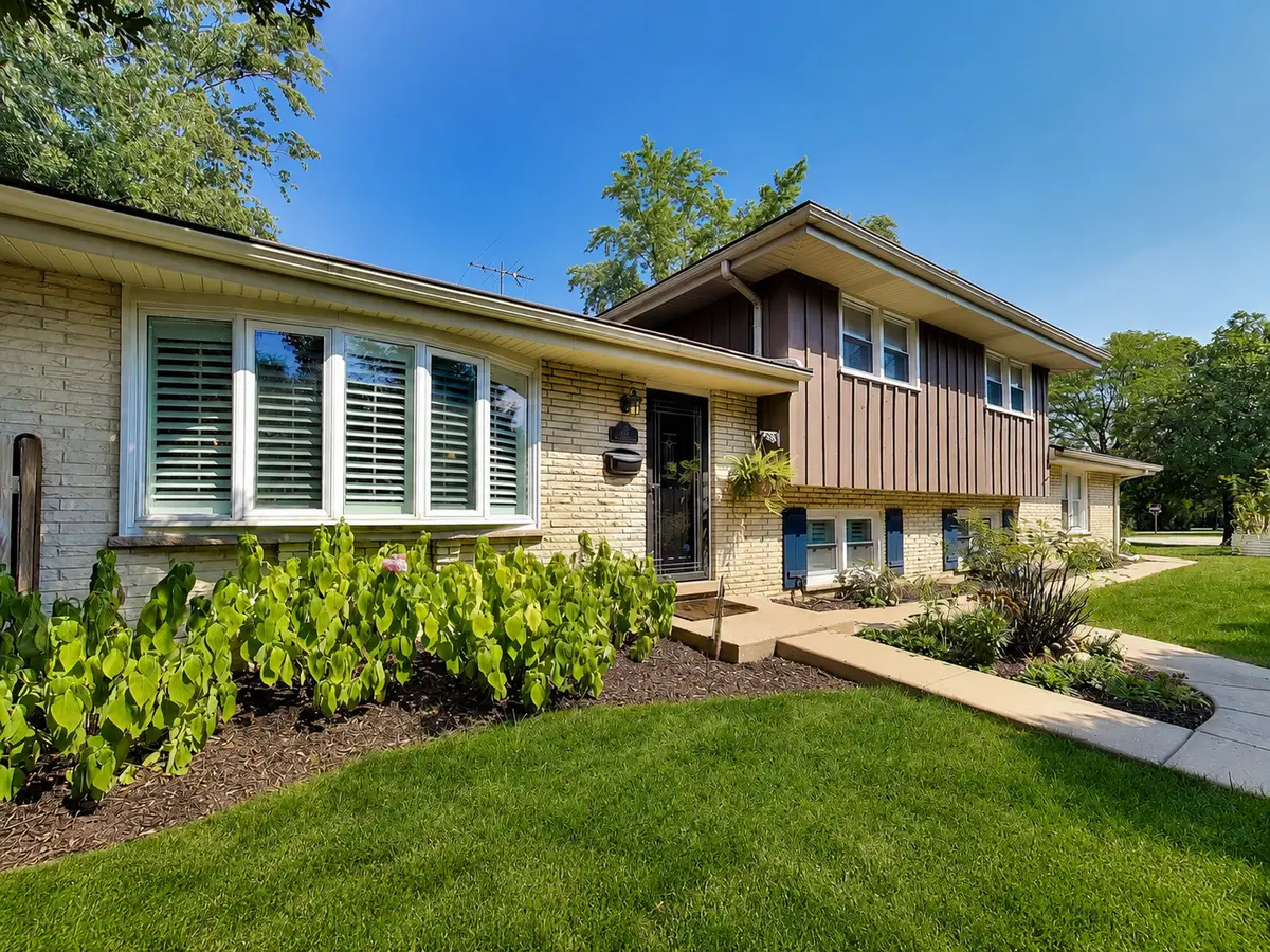116 W Central Road, Arlington Heights, IL 60005 - #1