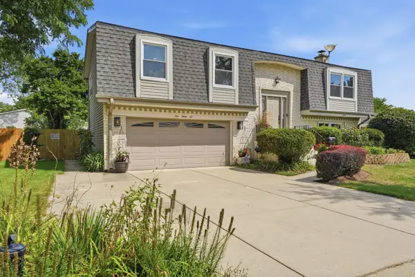 132 W King Arthur Court, Palatine, IL 60067
