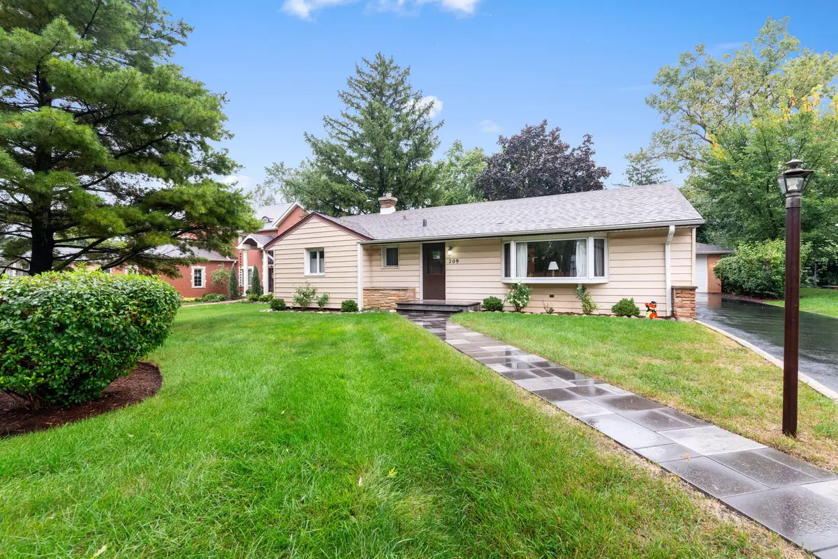 209 N Richmond Avenue, Clarendon Hills, IL 60514 - #1