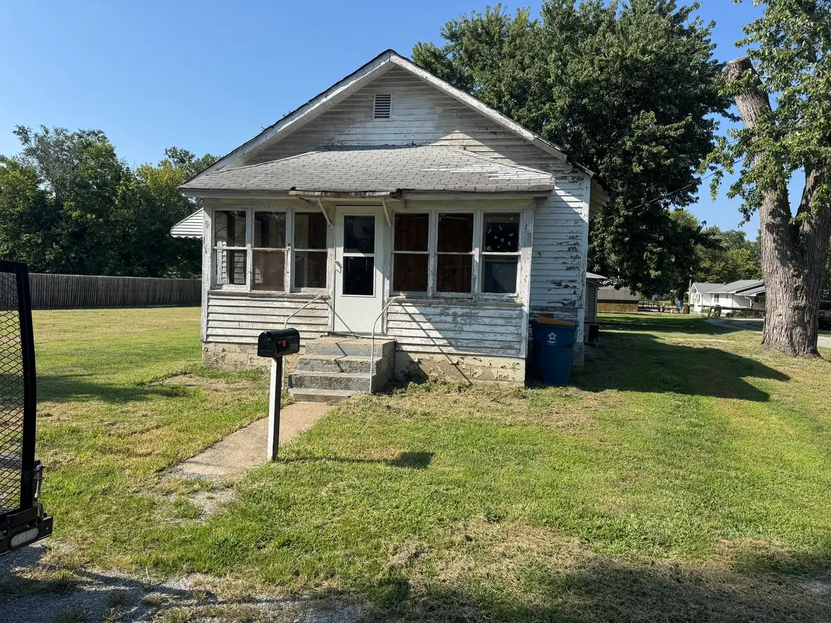 513 E Smith Street, Benton, IL 62812 - #1