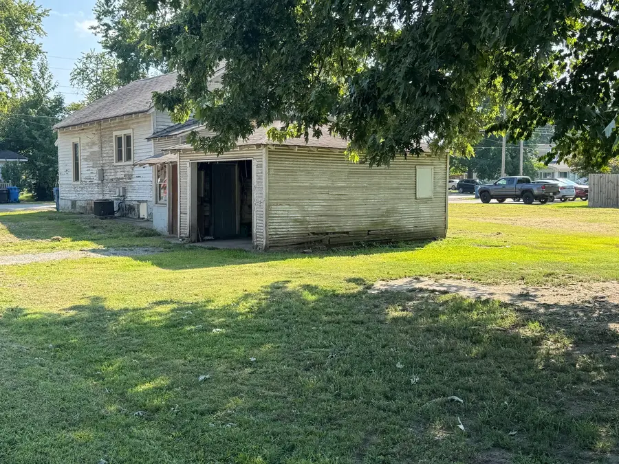 513 E Smith Street, Benton, IL 62812 - #3