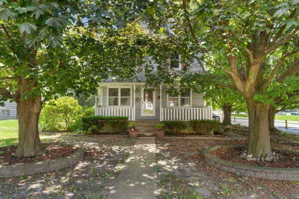 706 Old Indian Trail, Aurora, IL 60506