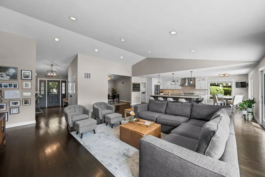 609 N Carlyle Lane, Arlington Heights, IL 60004 - #3