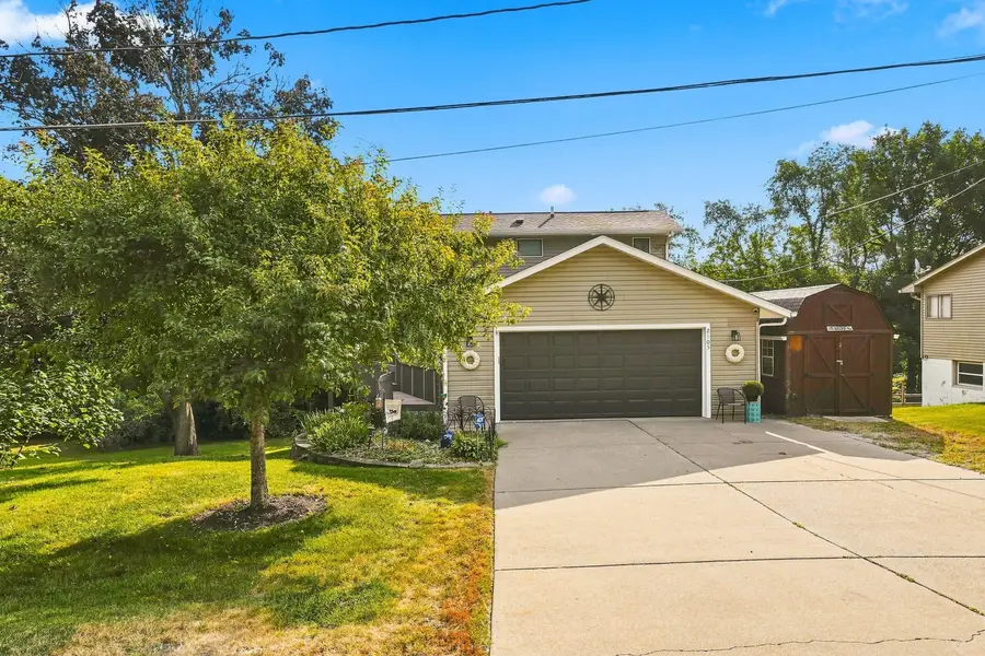 2105 E 6th Street, Coal Valley, IL 61240 - #2