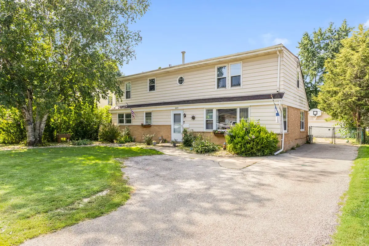 309 E Walnut Street, Roselle, IL 60172 - #1