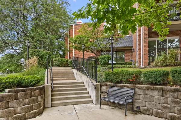 805 Leicester Road #106, Elk Grove Village, IL 60007
