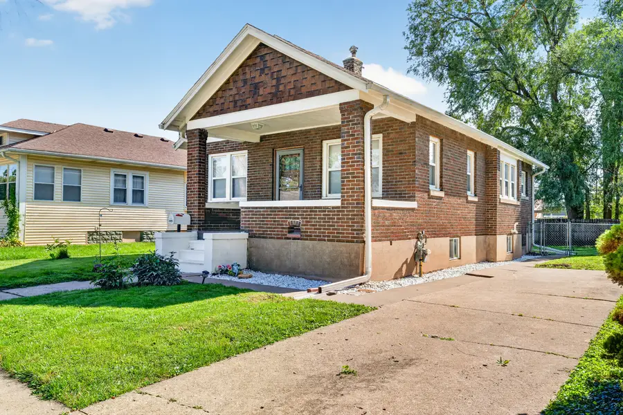 823 Pershing Boulevard, Clinton, IA 52732 - #2