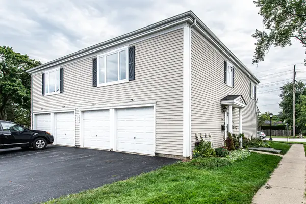 724 E Old Willow Road #104D, Prospect Heights, IL 60070