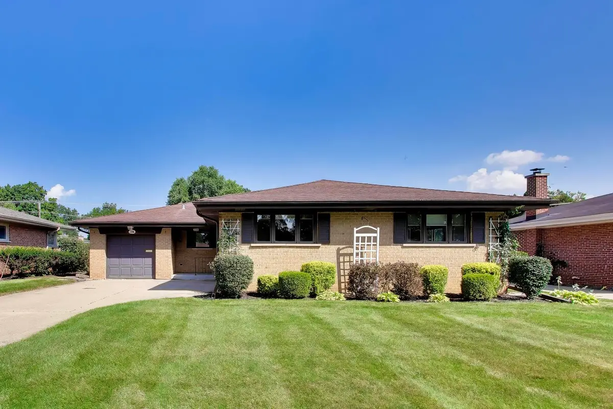 704 W Lonnquist Boulevard, Mount Prospect, IL 60056 - #1