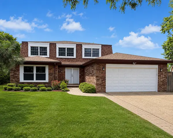 11 Birchwood Avenue, Deerfield, IL 60015