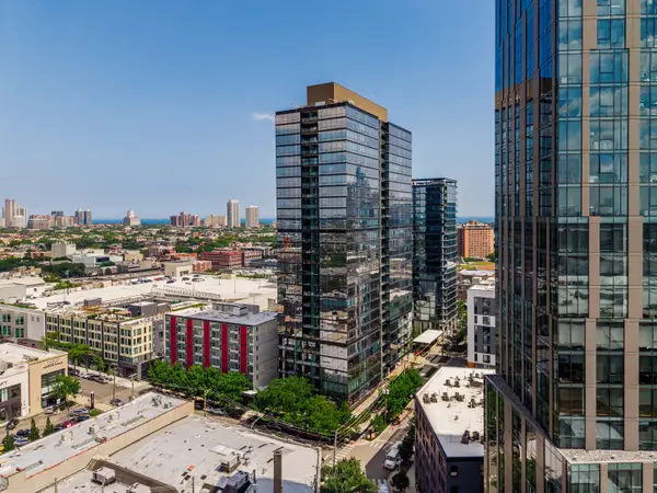 860 W Blackhawk Street #2002, Chicago, IL 60642
