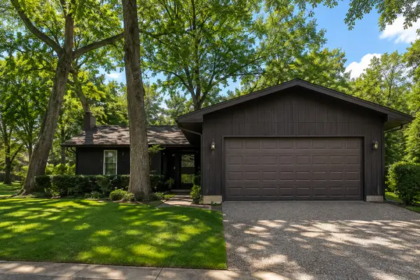 220 Lakewood Drive, Oakwood Hills, IL 60013