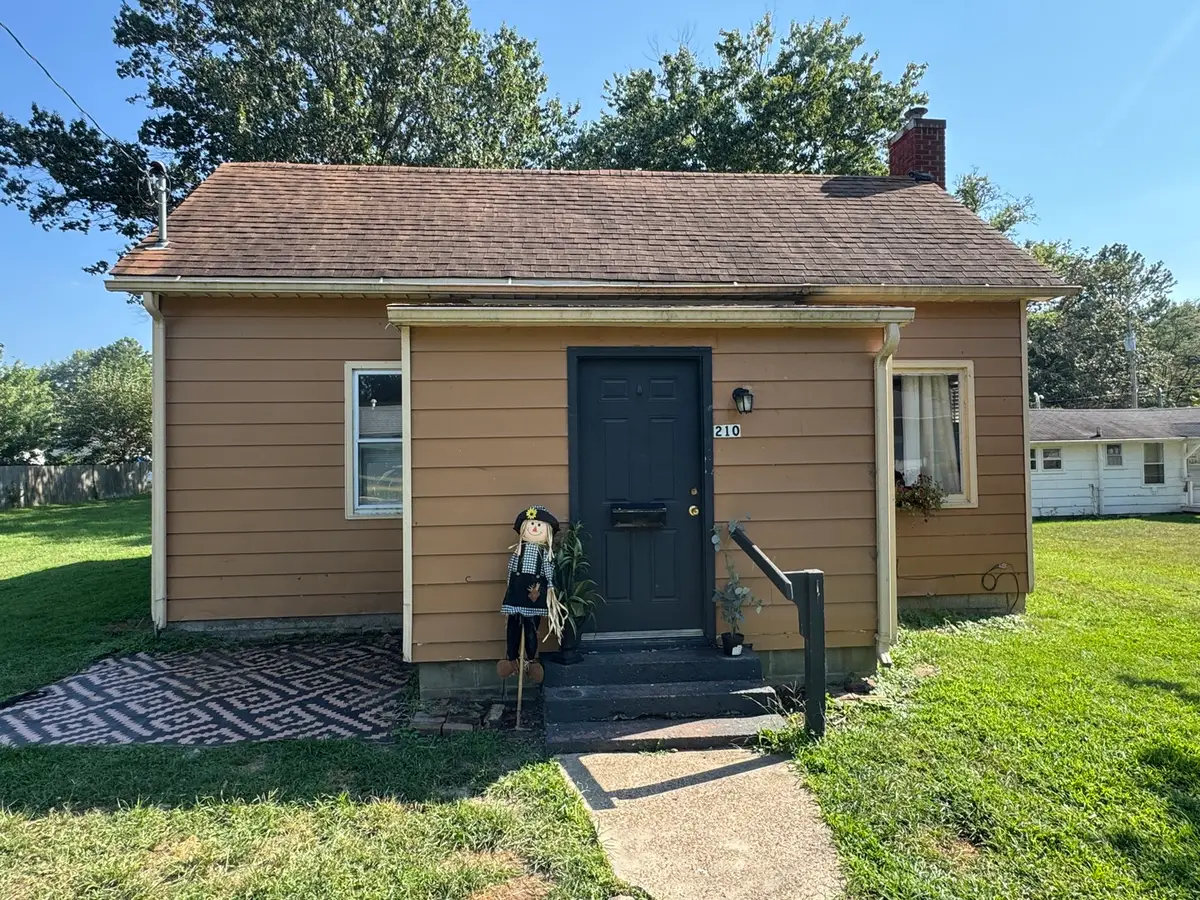 210 W Park Street W, Benton, IL 62812 - #1