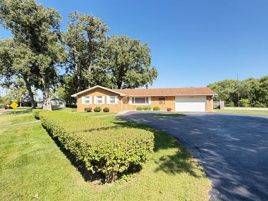 1200 E Richardson Street, Farmer City, IL 61842 - #2