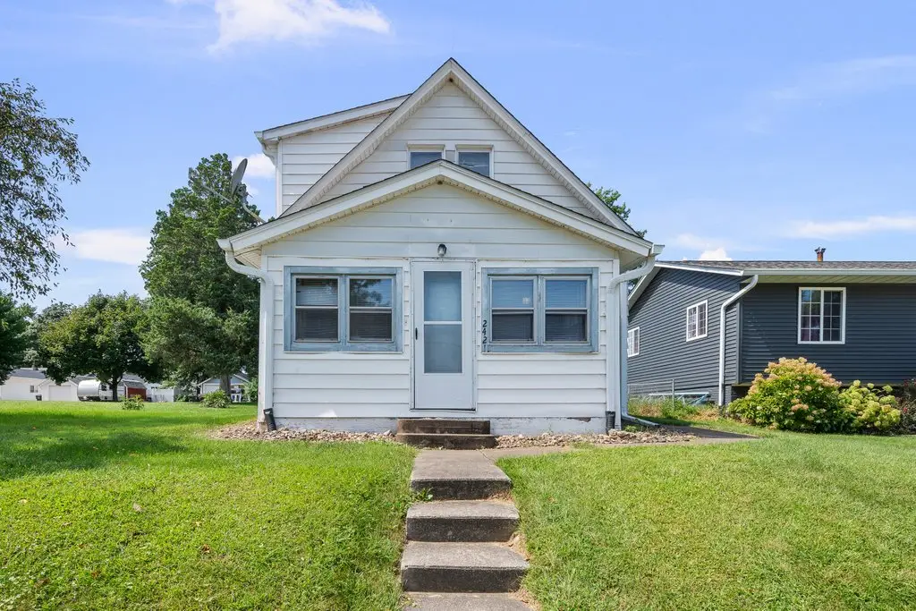 2421 34th Street, Moline, IL 61265 - #1