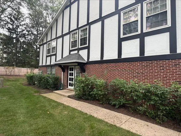 148 W Golf Road #E, Libertyville, IL 60048