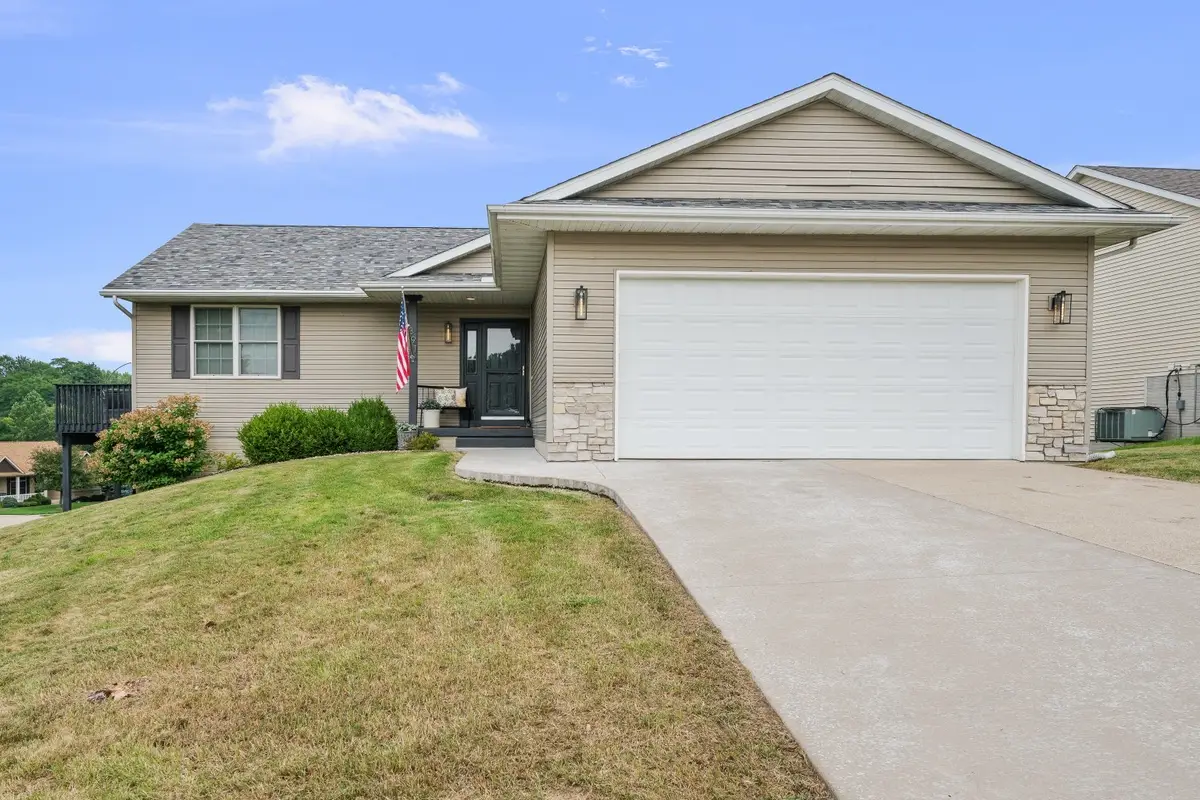 391 N 8th Street, Le Claire, IA 52753 - #1