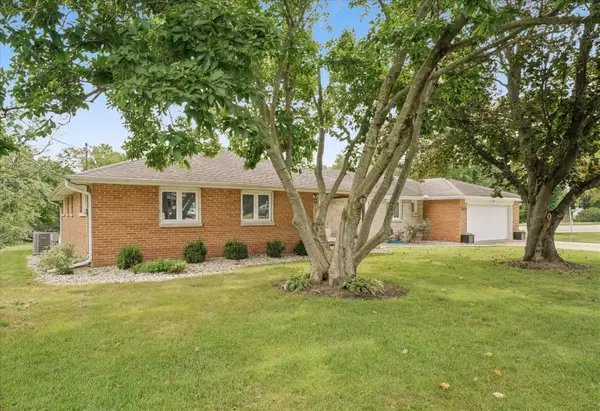 720 E High Street, Farmer City, IL 61842