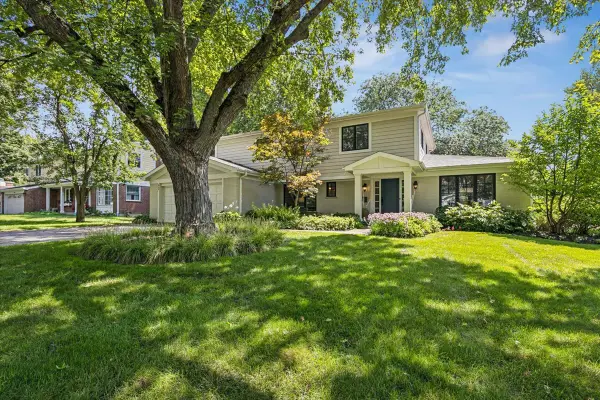 455 W Hawthorne Court, Lake Bluff, IL 60044