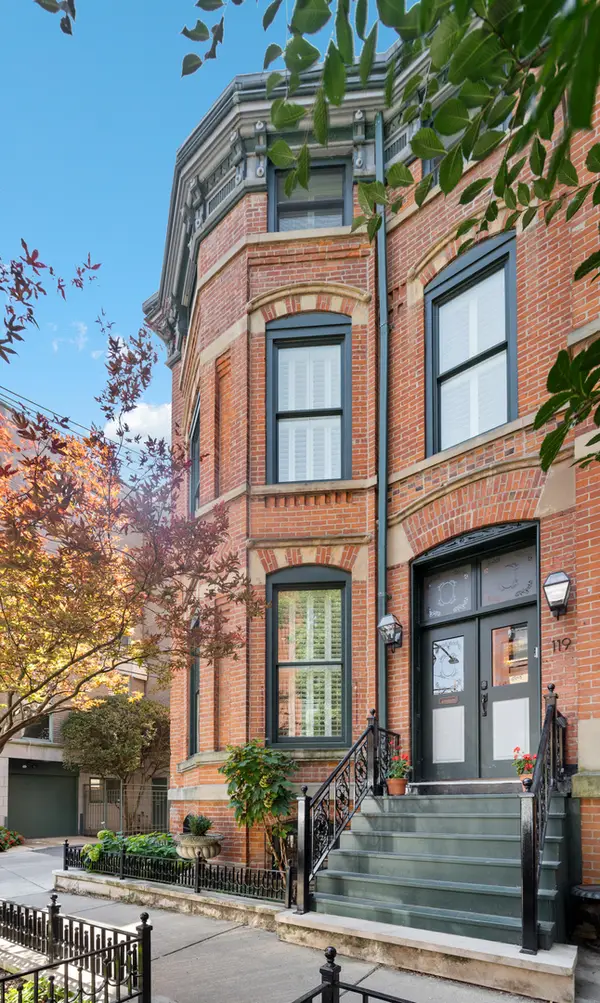 119 W Delaware Place, Chicago, IL 60610