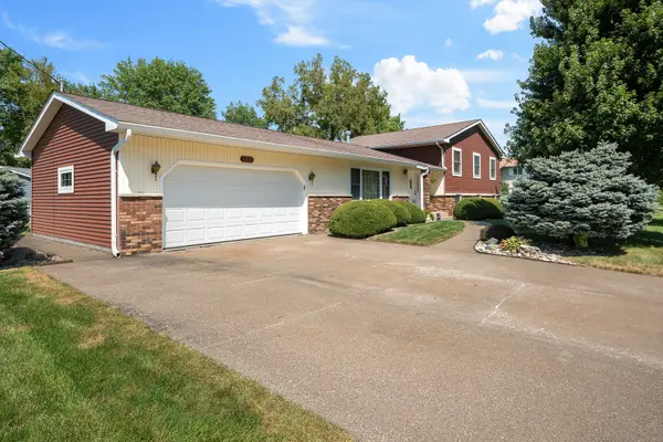 126 W 28th Avenue, Coal Valley, IL 61240