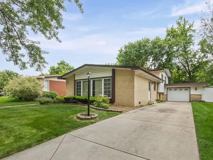 834 N Rainbow Drive, Glenwood, IL 60425 - #2