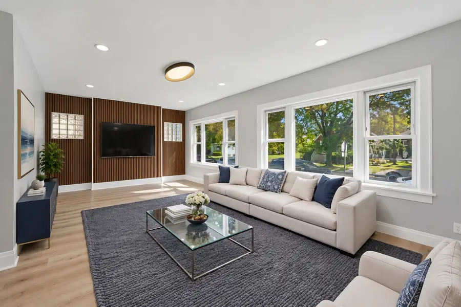 8352 S Phillips Avenue, Chicago, IL 60617 - #3