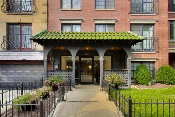 512 W Barry Avenue #311, Chicago, IL 60657