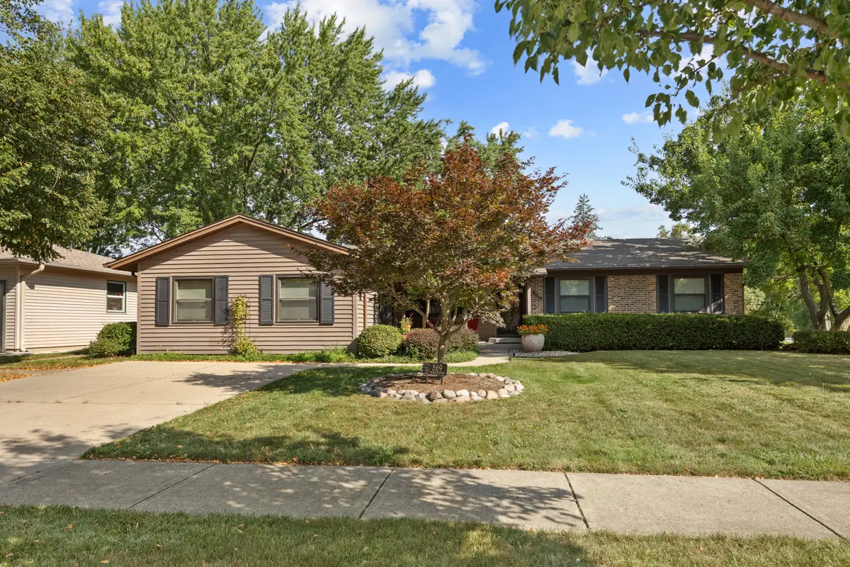 569 Northampton Circle, Elk Grove Village, IL 60007 - #1