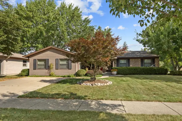 569 Northampton Circle, Elk Grove Village, IL 60007