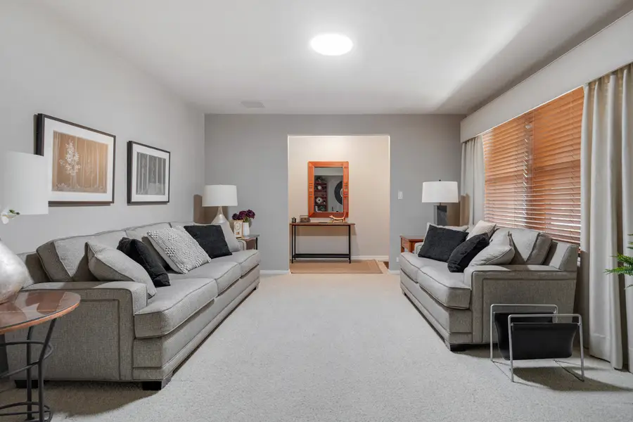 569 Northampton Circle, Elk Grove Village, IL 60007 - #3
