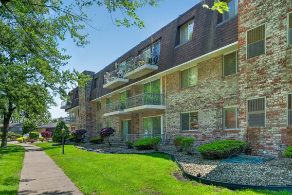 3235 S Manor Drive #104, Lansing, IL 60438
