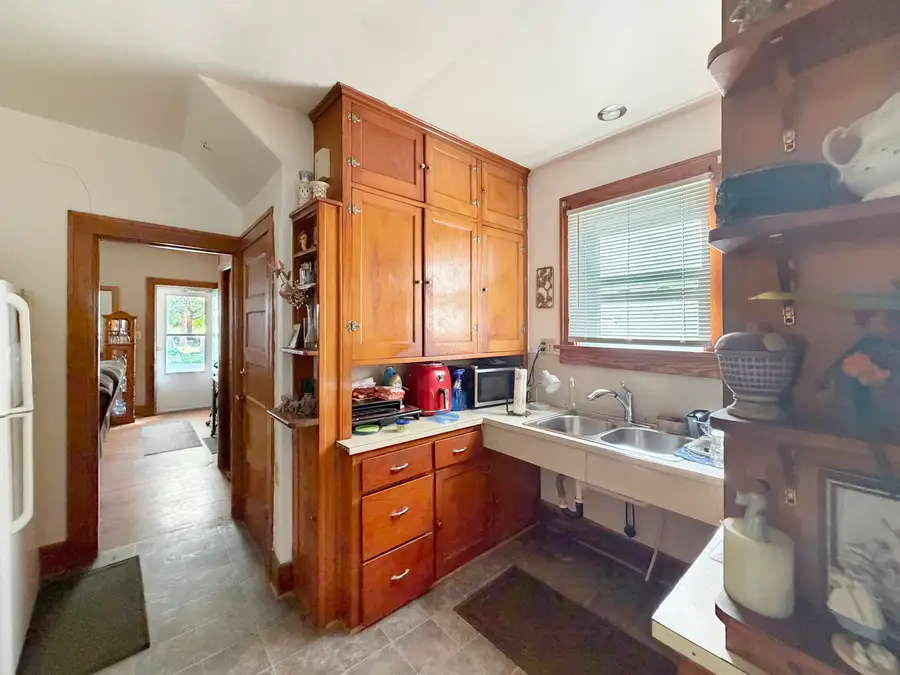 526 E Jefferson Street, Freeport, IL 61032 - #3
