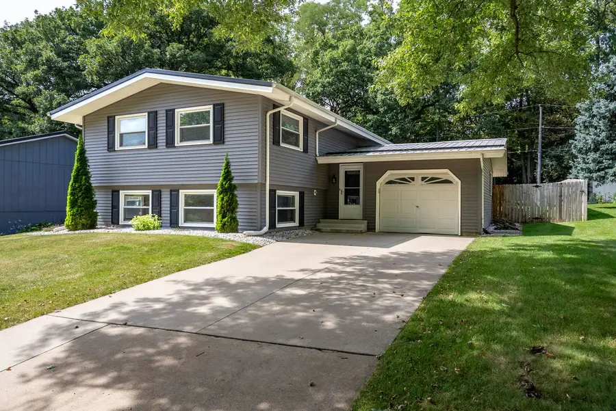 514 Walnut Court, Le Claire, IA 52753 - #2