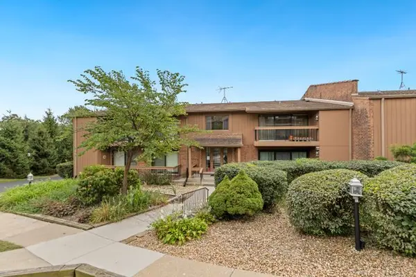 8090 Garfield Avenue #3-1, Burr Ridge, IL 60527