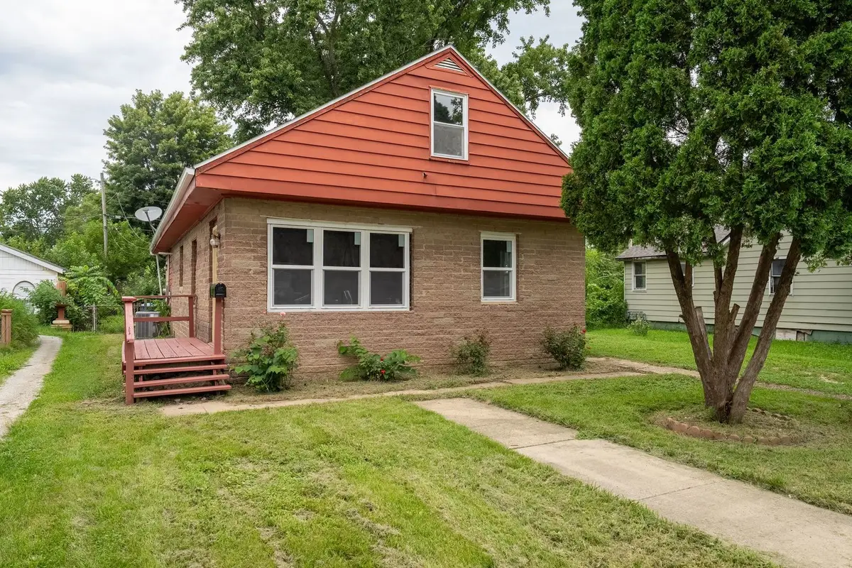 823 E Prairie Street, Pontiac, IL 61764 - #1