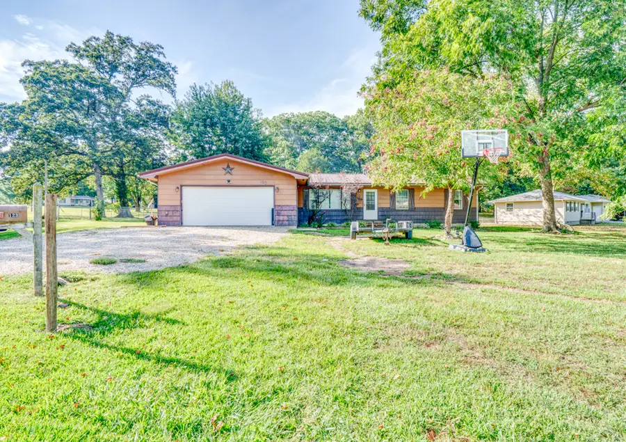 123 White Oak Park Lane, Bluford, IL 62814 - #2