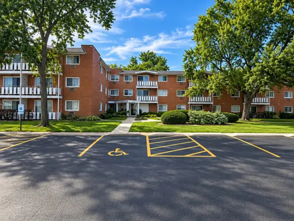 25 E Palatine Road #212, Arlington Heights, IL 60004