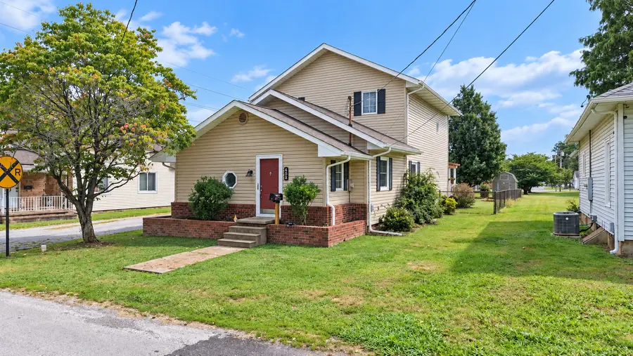 402 E Belleville Avenue, Christopher, IL 62822 - #3